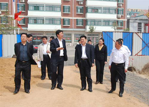 2011年4月16日,侯晓滨市长现场办公研究鑫琦农贸市场建设