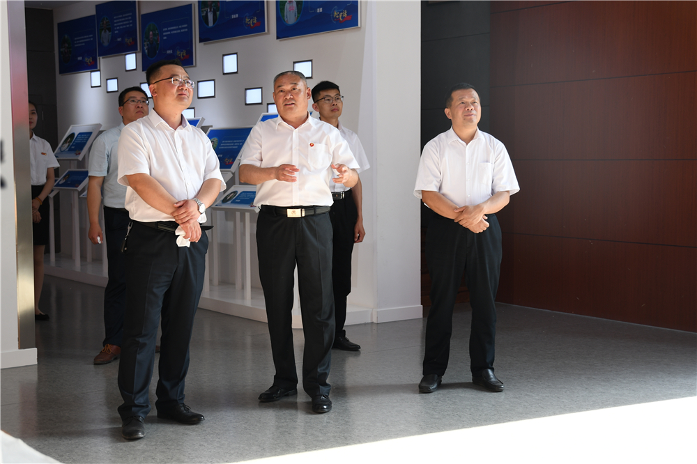 5月28日邹城市副市长韩丙海莅临后八里沟村考察指导工作