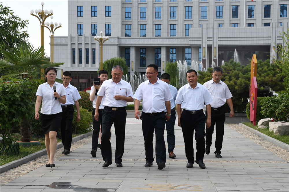 5月28日,邹城市副市长韩丙海莅临后八里沟村考察指导工作
