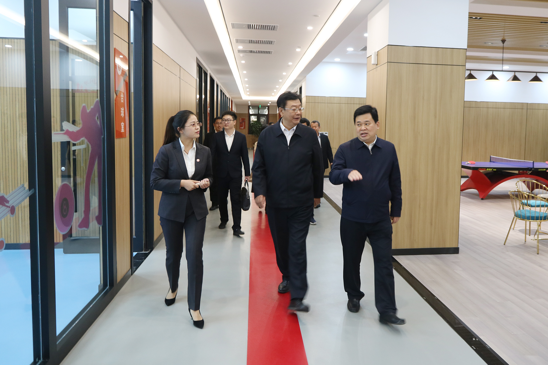 10月21日省委宣传部副部长省广电局党组书记局长李昌文莅临后八里沟村