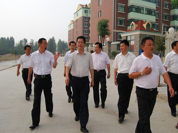 中央综治办督导室主任胡增印前左二省政法委副书记马明生后左二莅临