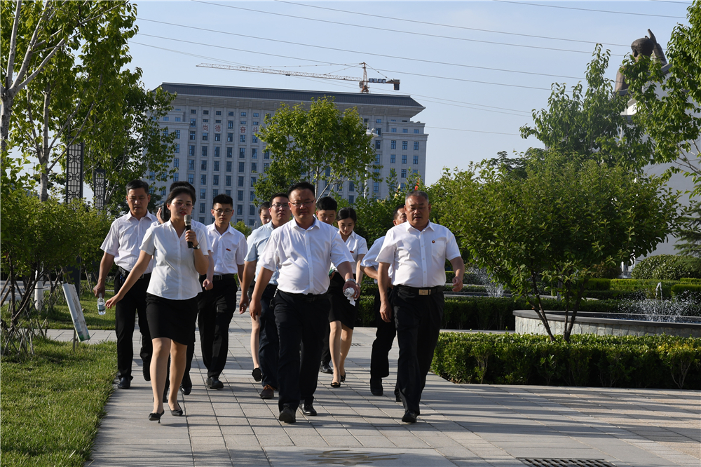 5月28日邹城市副市长韩丙海莅临后八里沟村考察指导工作