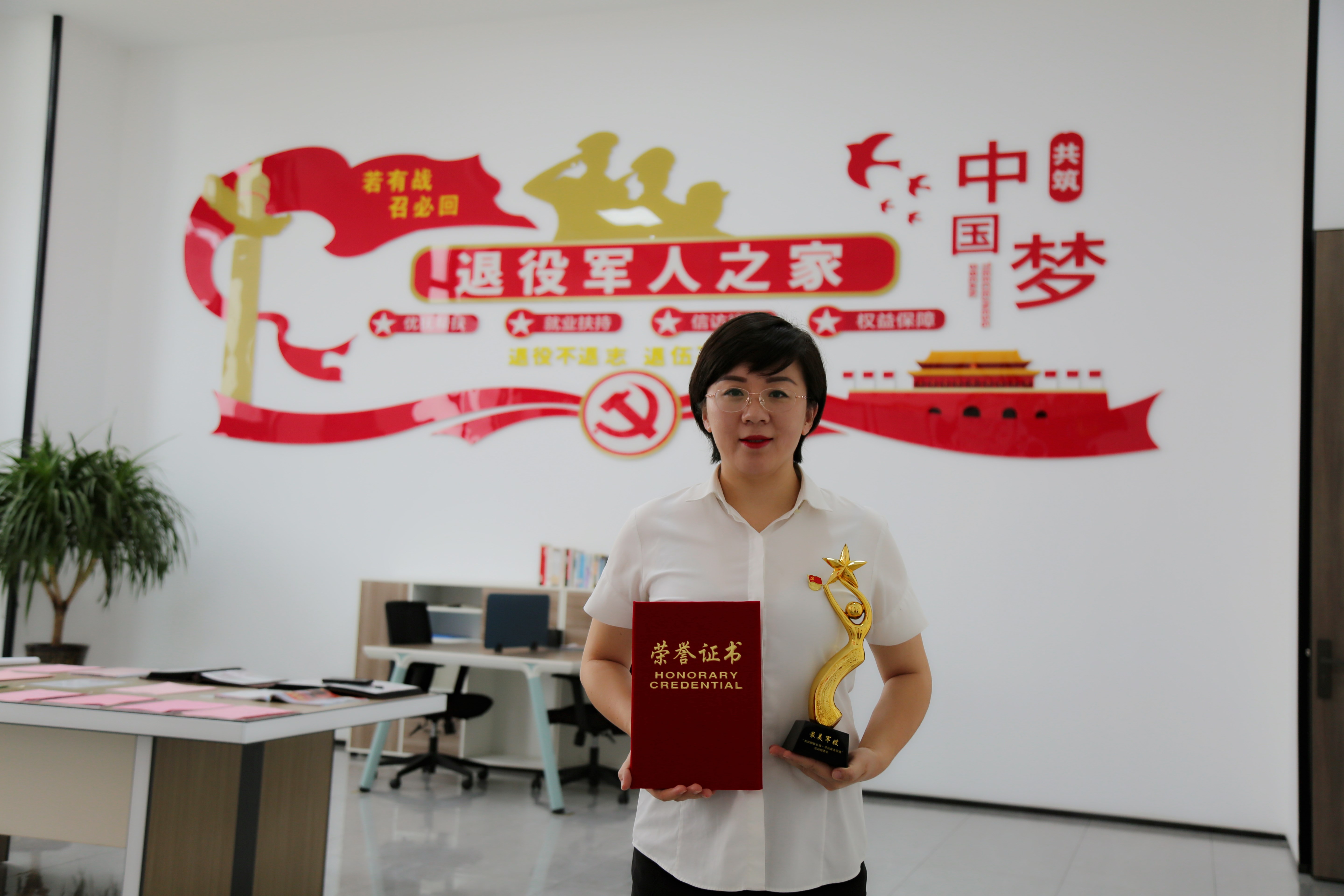 杨瑞霞荣获"最美军嫂"荣誉称号