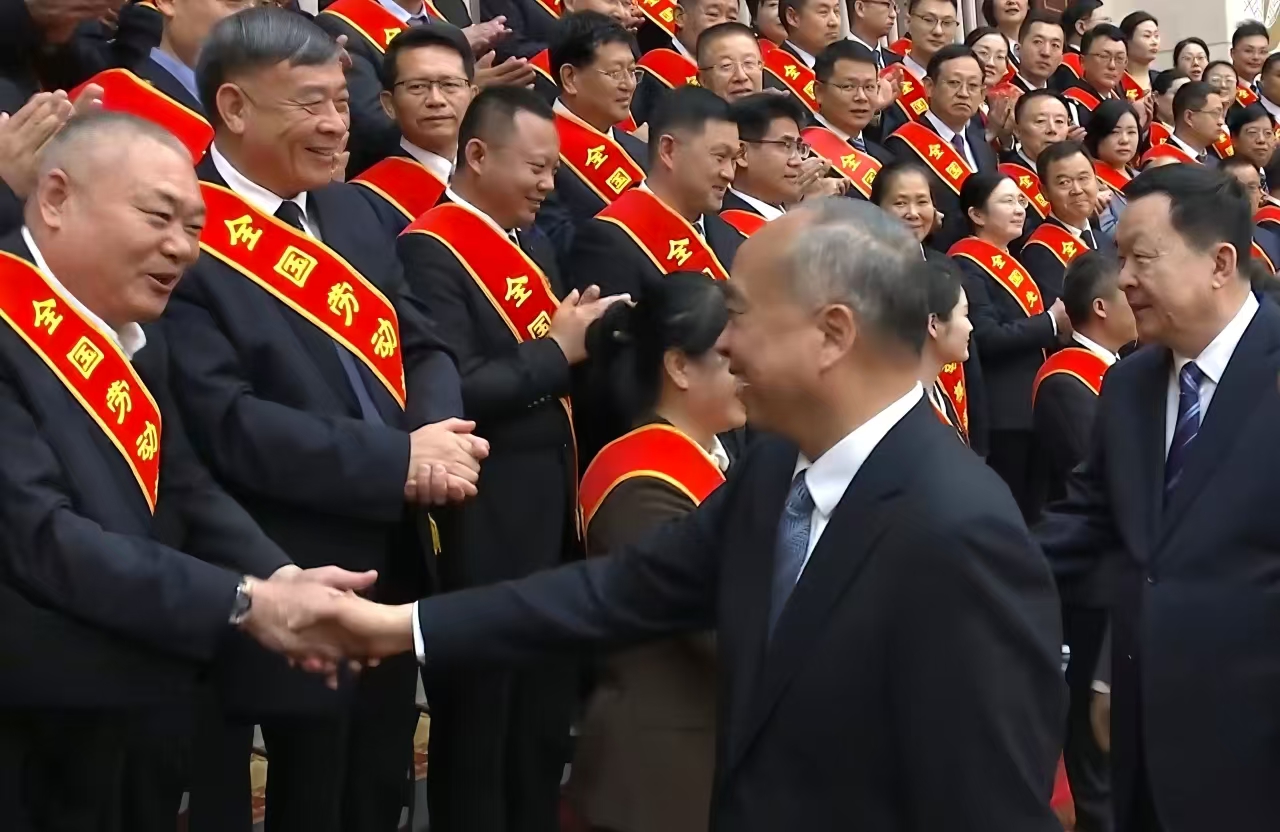 后八里沟村党委书记宋伟荣获“全国劳动模范”，受到省委书记林武、省长周乃翔的亲切接见。“